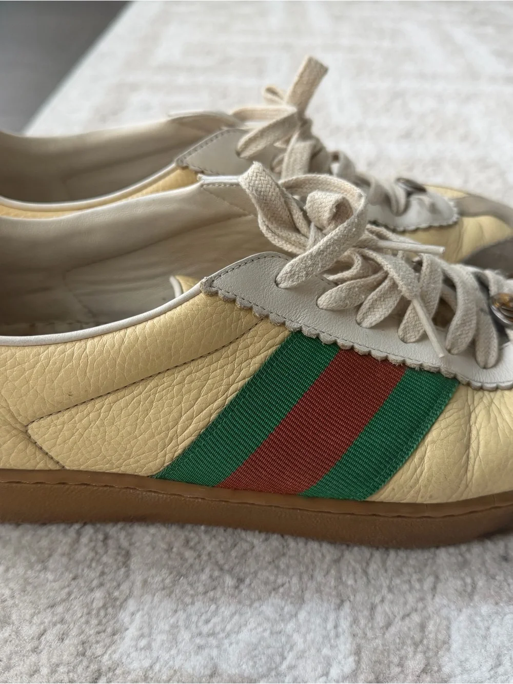 Gucci Cream Low Top Sneakers with Green Red Stripes